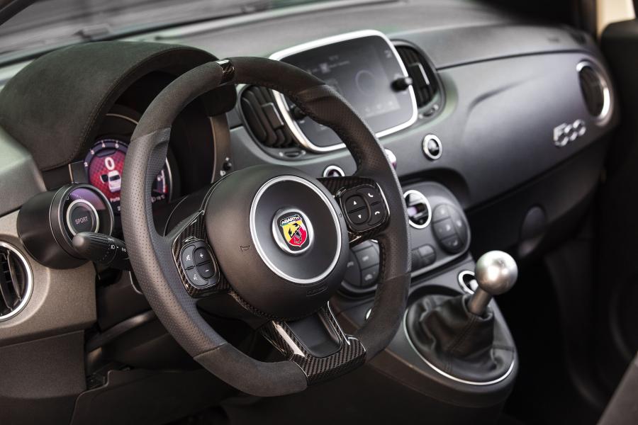 Панель приборов Abarth 595 Competizione 70esimo Anniversario (312) 2019 года  (фото 13 из 24)